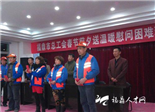 寒冬里，环卫工人感受“温暖”