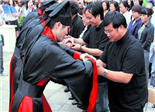 毕业在即大学毕业生着汉服谢师恩(图)